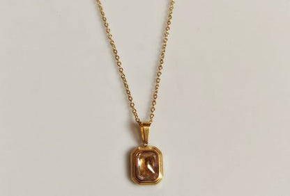 Zirkon Nug With Golden Chain Pendent